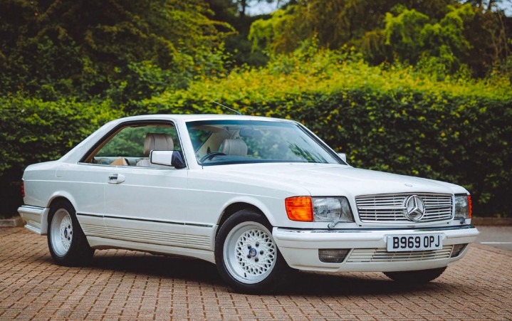 Машина для ценителей. В Великобритании восстановили тюнингованный Mercedes 500 SEC