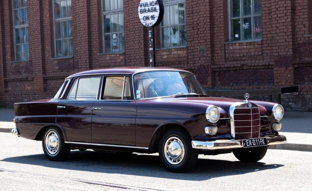 Француз продает в Беларуси редкий Mercedes