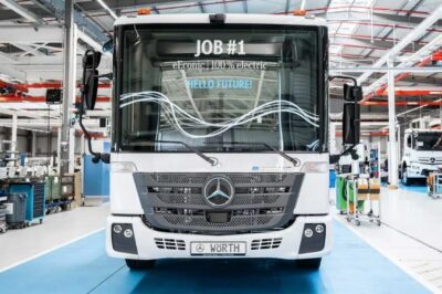Mercedes-Benz запустил производство «коммунального» грузовика