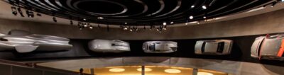 Три раза вокруг света с 2006 года: посетитель поднимается в музее Mercedes-Benz