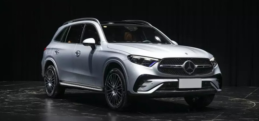 Mercedes-Benz начал продажи нового трехрядного кроссовера