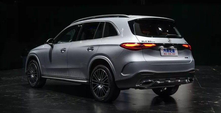 Mercedes-Benz начал продажи нового трехрядного кроссовера