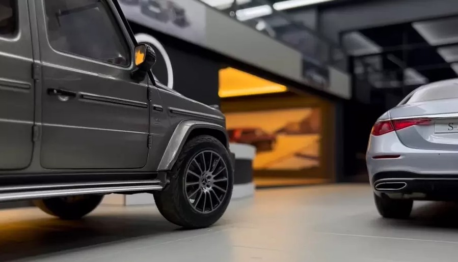 Дилерский центр Mercedes-Benz в масштабе 1:18