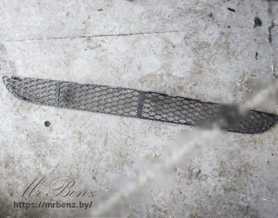 Заглушка (решетка) в бампер передний к Mercedes CLS C219, 2006 г.