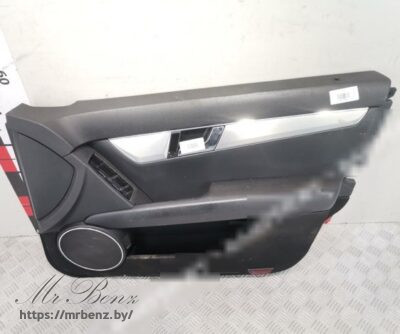 Обшивка двери передней правой (дверная карта) к Mercedes C W204, 2009 г.
