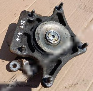 Подушка крепления КПП к Mercedes C W204, 2009 г.