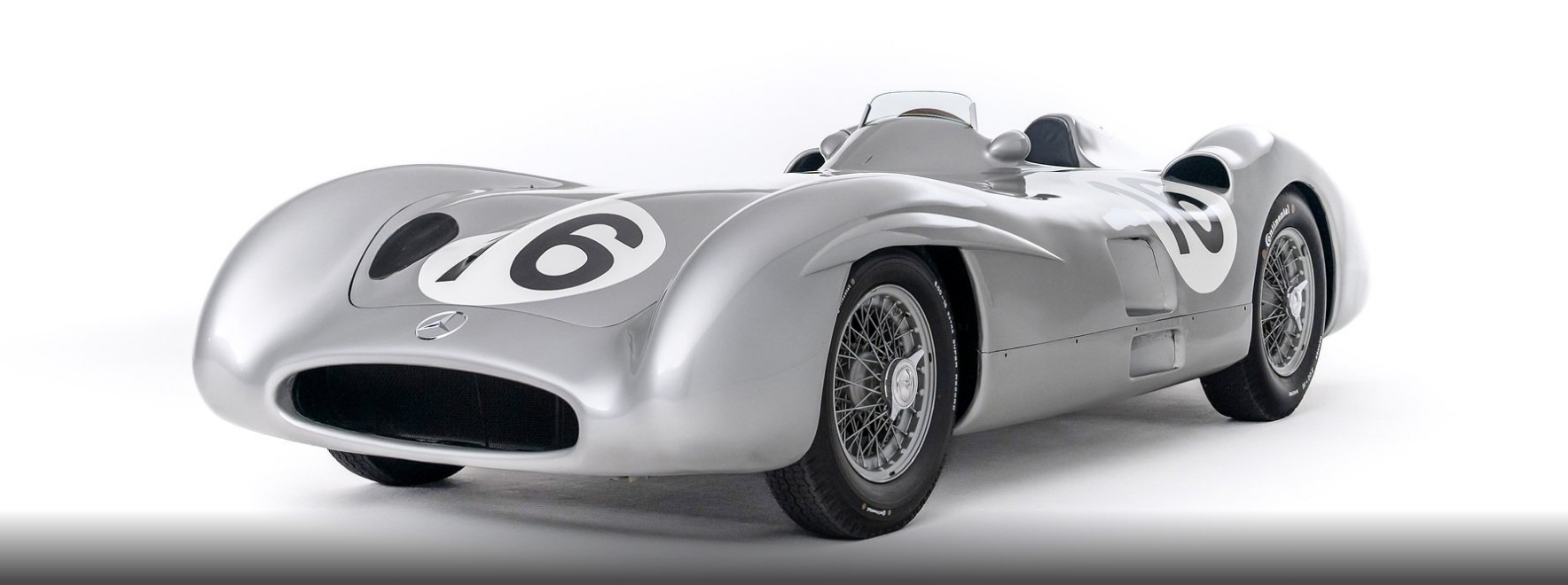 Mercedes-Benz W 196 R 1954 года с обтекаемым кузовом: один из важнейших гоночных автомобилей в мире будет продан на аукционе в Штутгарте через RM Sotheby's в партнерстве с Mercedes-Benz Heritage